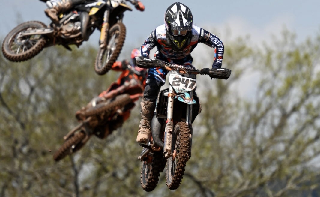 Europeu Motocross, França: Tomás Santos pontua, Leonardo Gaio azarado