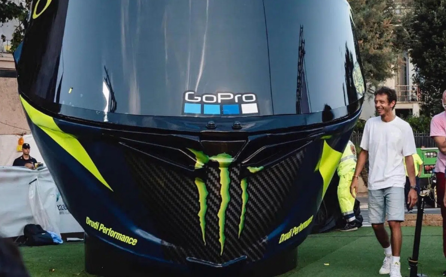 MotoGP: Rossi homenageado com um capacete de 6 metros de altura!