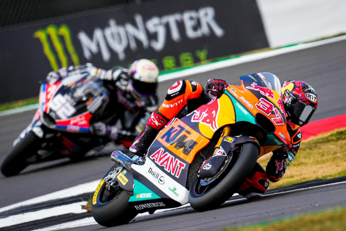 Moto2, Grã-Bretanha, Corrida: Fernandez vence após espetacular duelo com Lopez