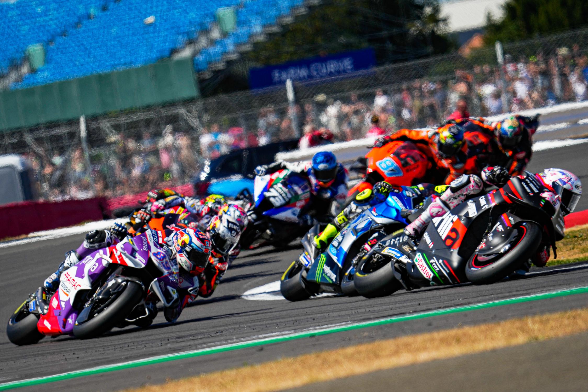 MotoGP: Silverstone com bancadas vazias no domingo