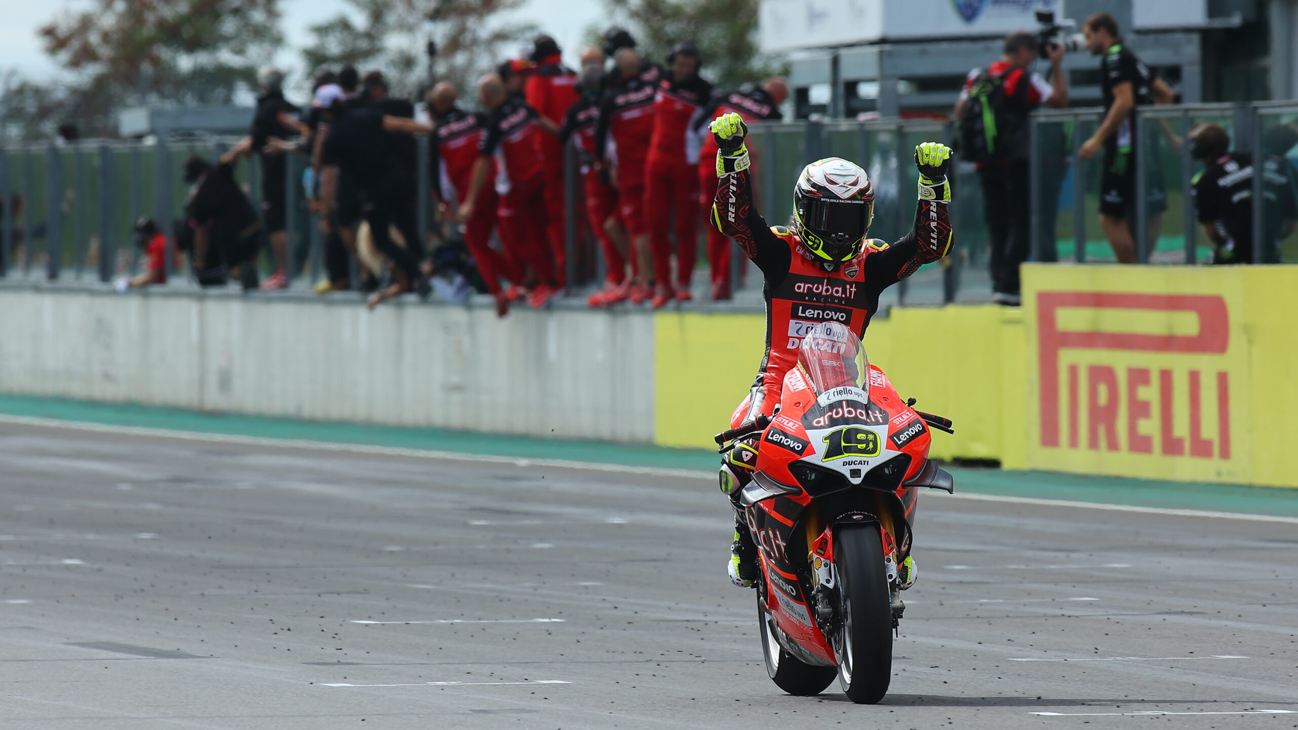 WSBK, Magny-Cours, Corrida 1: Uma corrida louca ganha por Alvaro Bautista