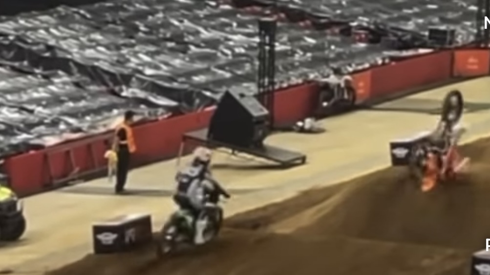 Vídeo Mundial Supercross, Grã-Bretanha: A violenta queda de Chad Reed