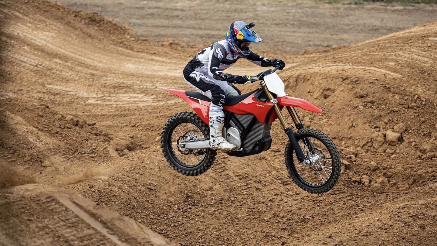Ken Roczen sobre a moto elétrica Stark Varg: “Parece que flutuamos sobre o chão” 