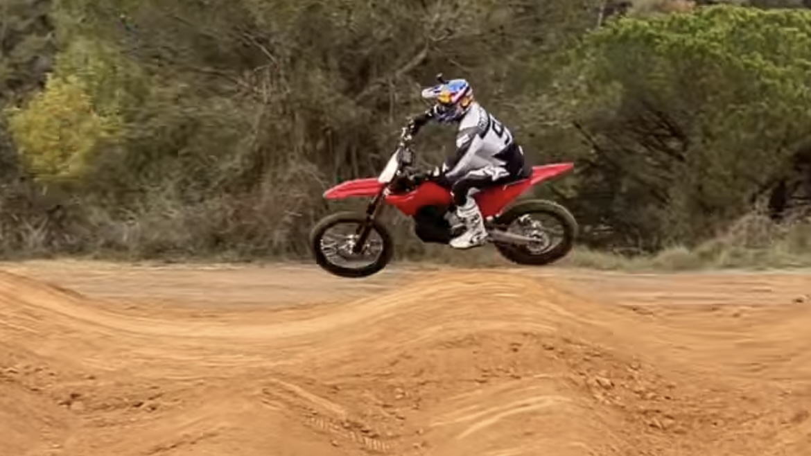 Vídeo Supercross: Roczen testa a moto elétrica Stark Varg! 