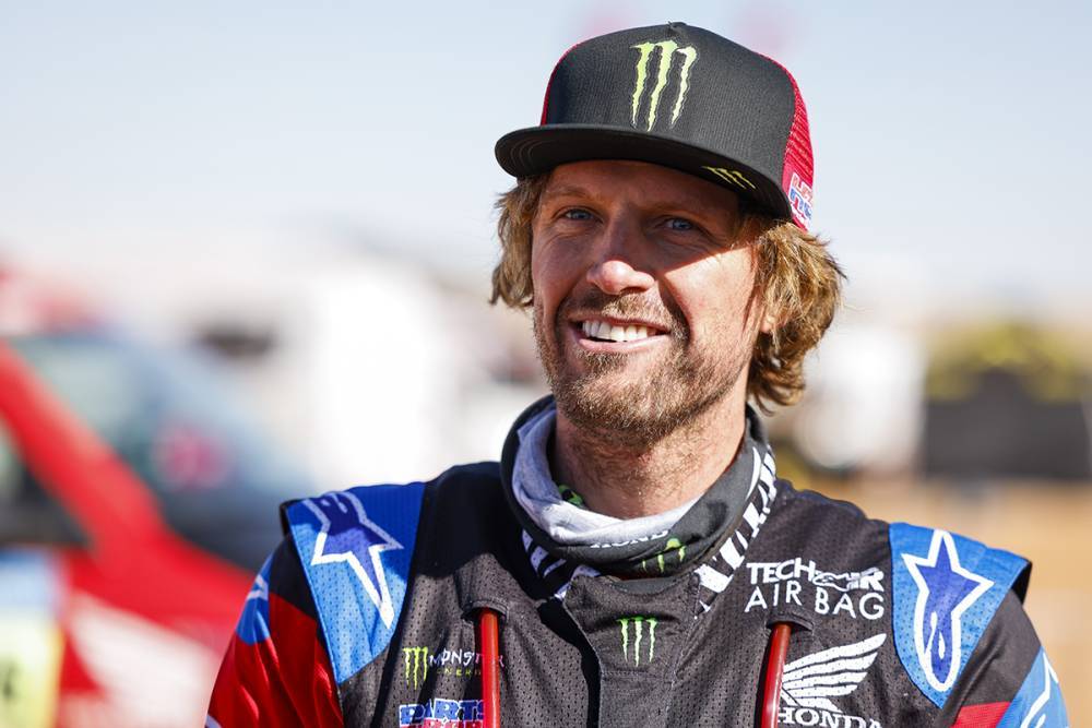 Dakar, Etapa 9, Adrien Van Beveren, 14º: “O Mason estava a rodar sem road-book, bateu-me e caimos”