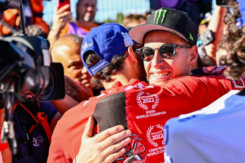 MotoGP, Álex Rins vence em Valência e Bagnaia sagra-se campeão do mundo