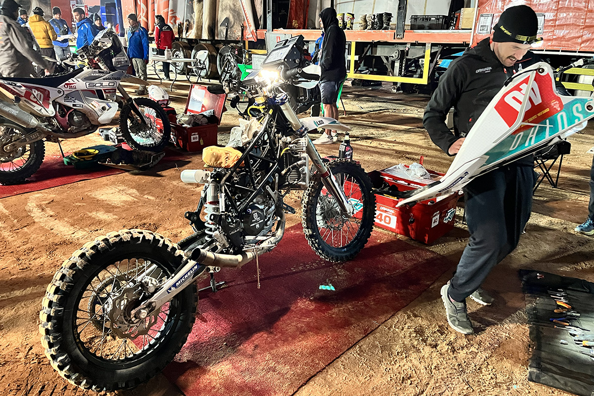 Dakar, Etapa 4: A vida dura dos que correm sem assistência