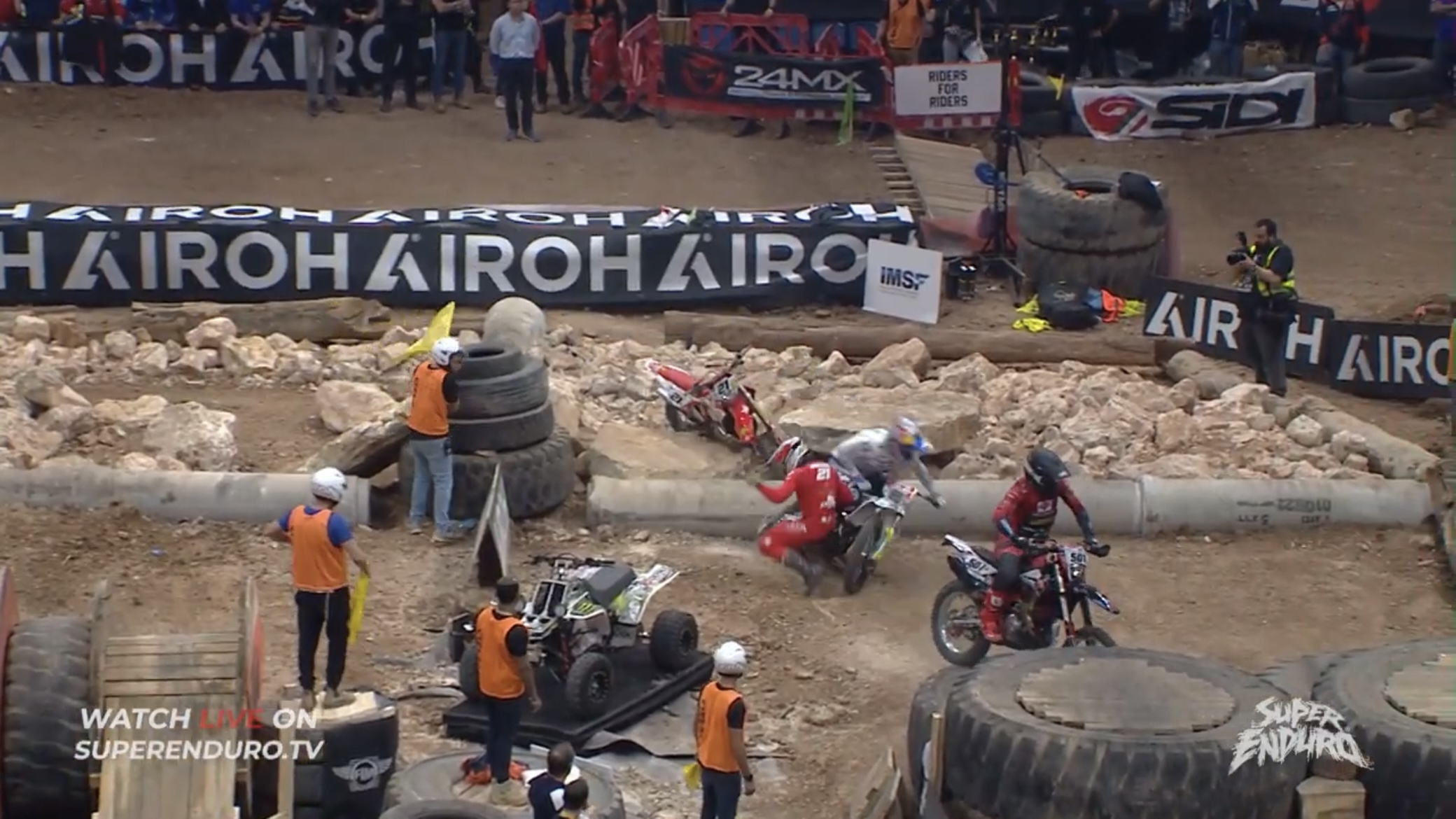 Vídeo SuperEnduro: O “atropelo” de Billy Bolt a Diogo Vieira