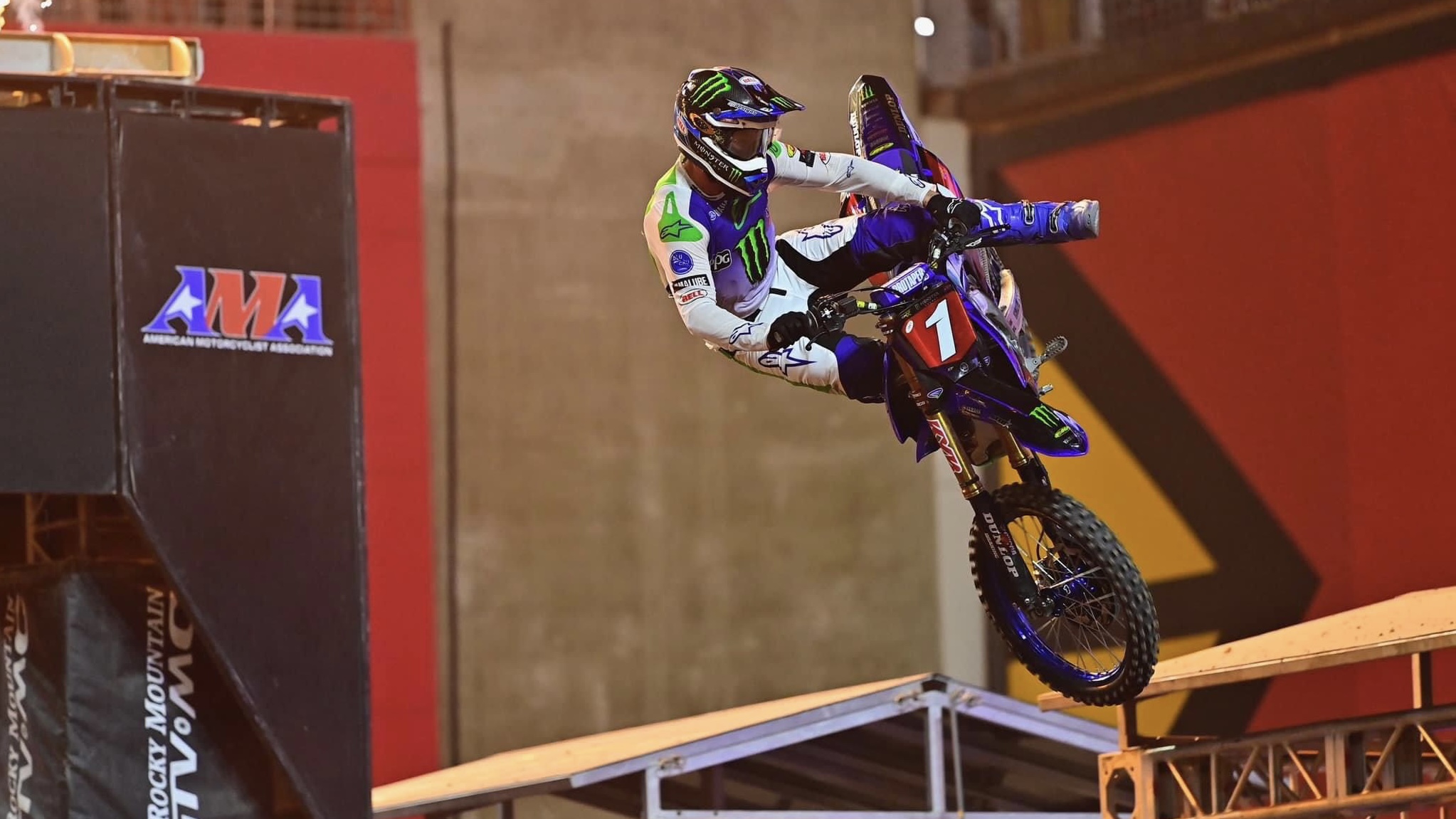 Vídeo AMA Supercross 450, Glendale: Tomac ultrapassa 50 vitórias de James Stewart!