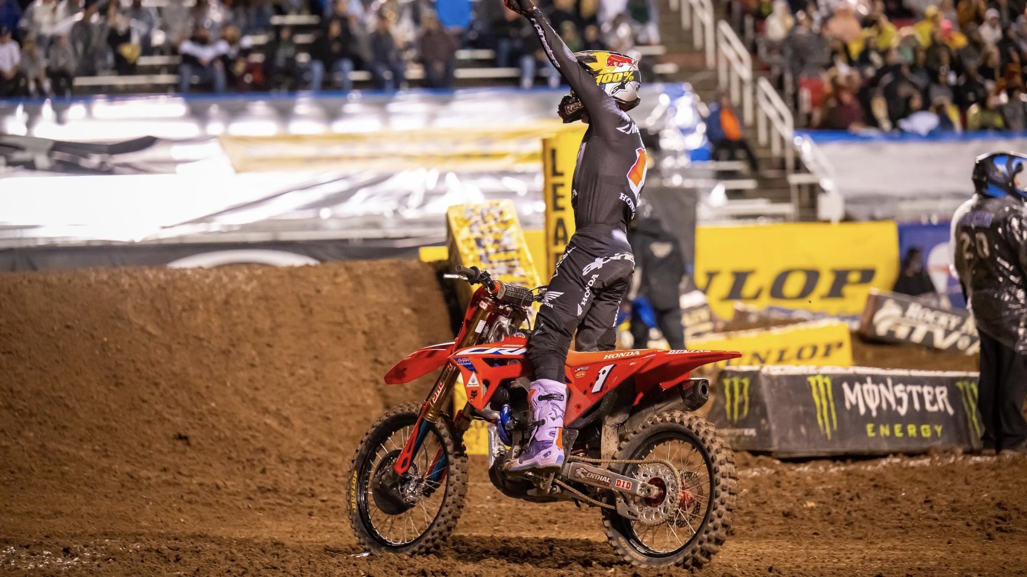 Vídeo AMA Supercross 250, Salt Lake City: Jett Lawrence despede-se das “dois e meio” com vitória