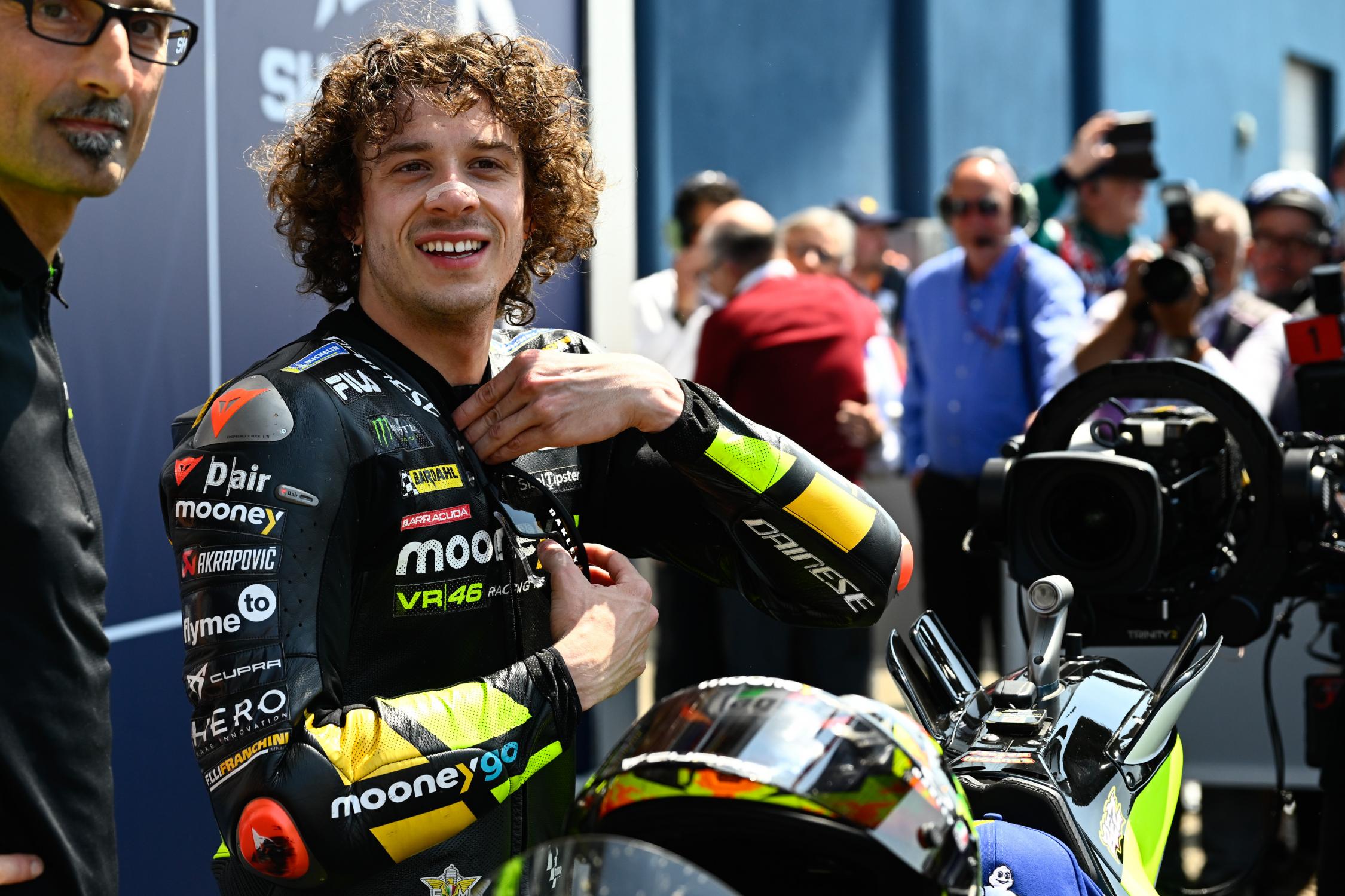 MotoGP, Marco Bezzecchi, 1.º: “Emoção incrível ganhar em piso seco”