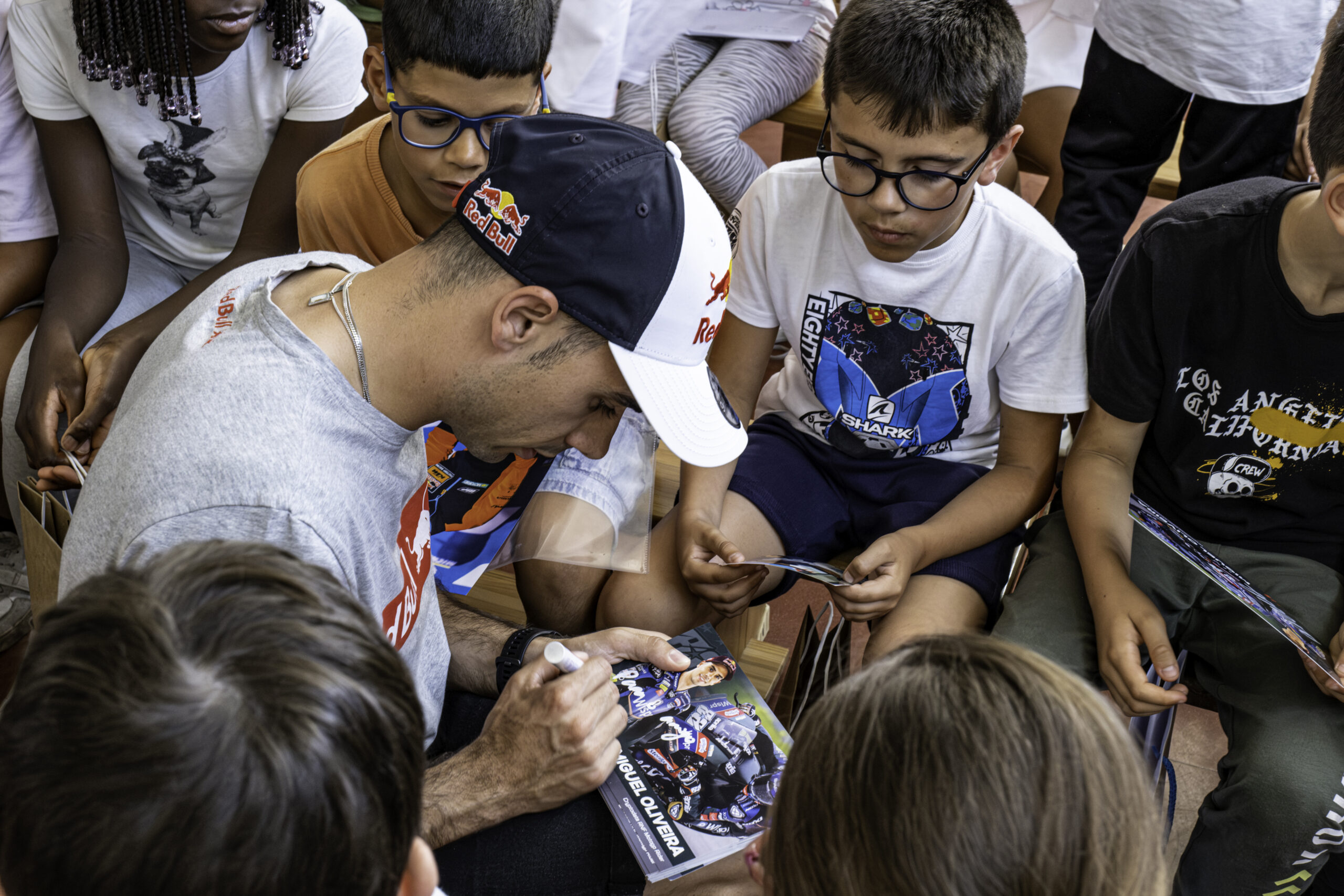MotoGP: No Dia da Criança Miguel Oliveira visitou a sua escola primária