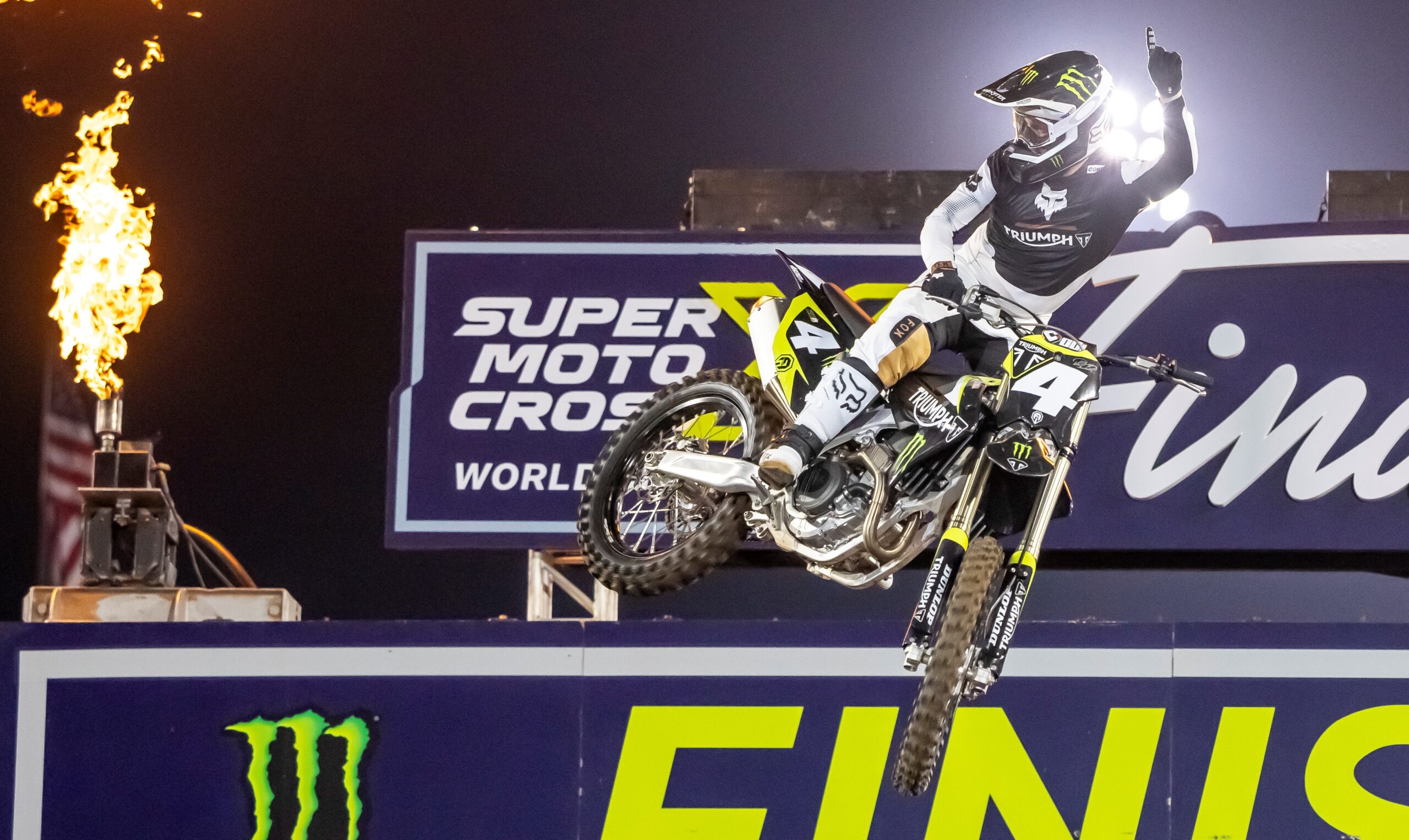 SuperMotocross: Ricky Carmichael e Jeff Stanton apresentam a nova Triumph 250 MX em Los Angels