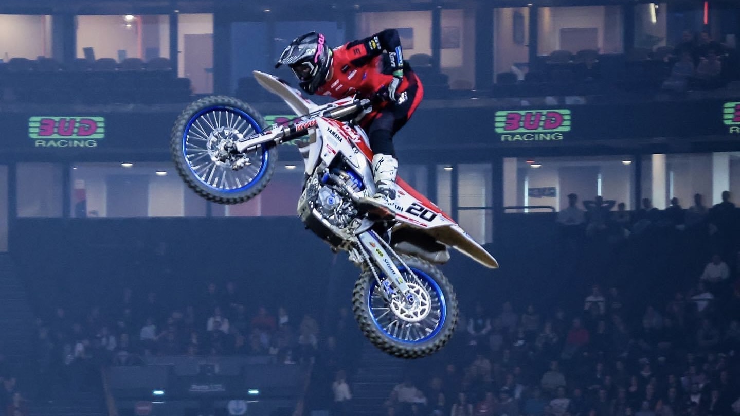 Vídeo Supercross Paris: Greg Aranda bate irmãos Lawrence com volta “canhão”!