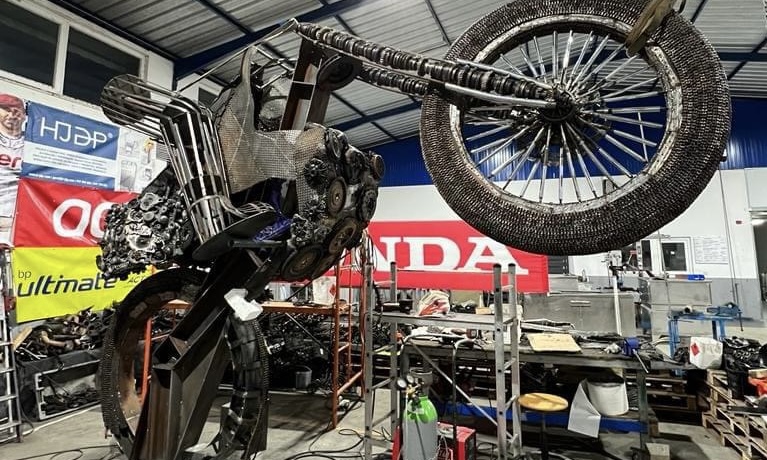 Vídeo: A construção da escultura de Paulo Gonçalves