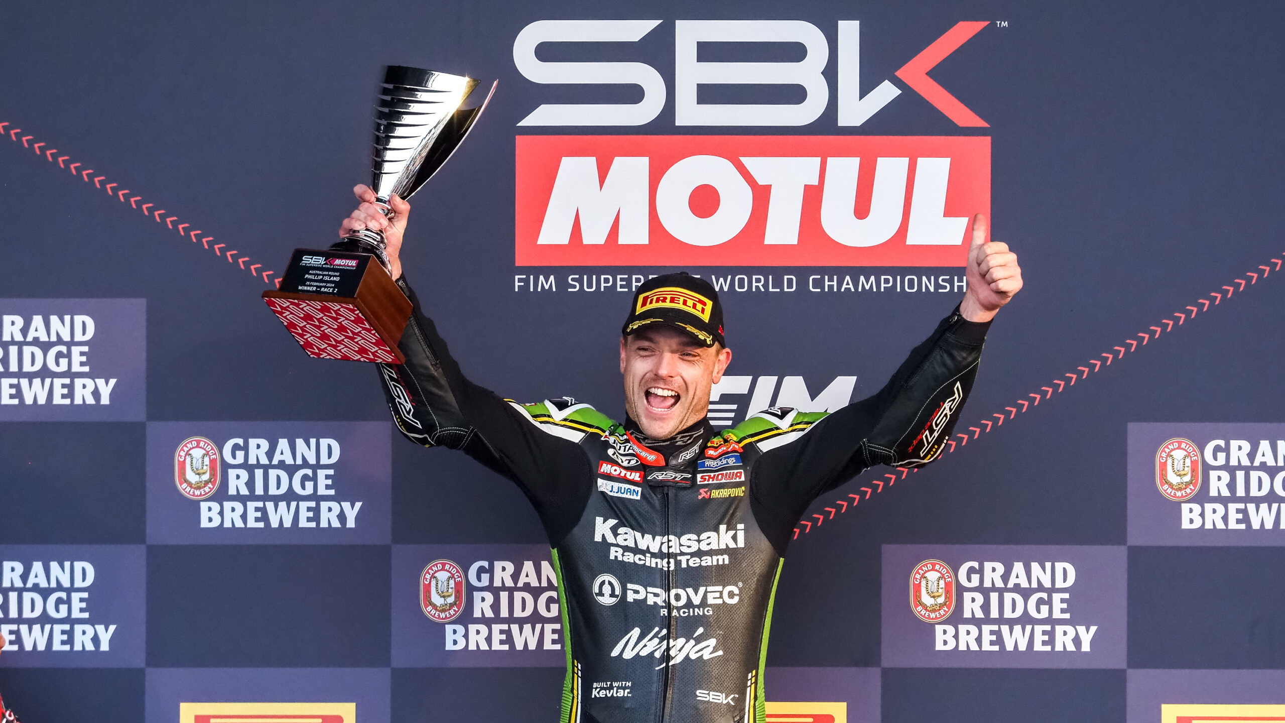 WSBK, Austrália, Corrida 2: Alex Lowes fez tocar o hino japonês na Austrália