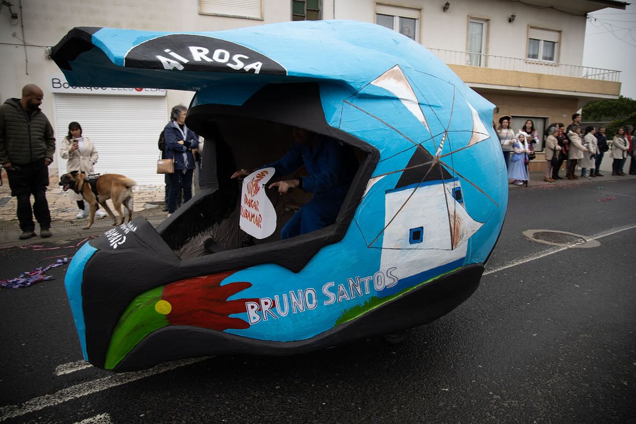 TT: Capacete de Bruno Santos no Dakar 2024 desfila no Carnaval