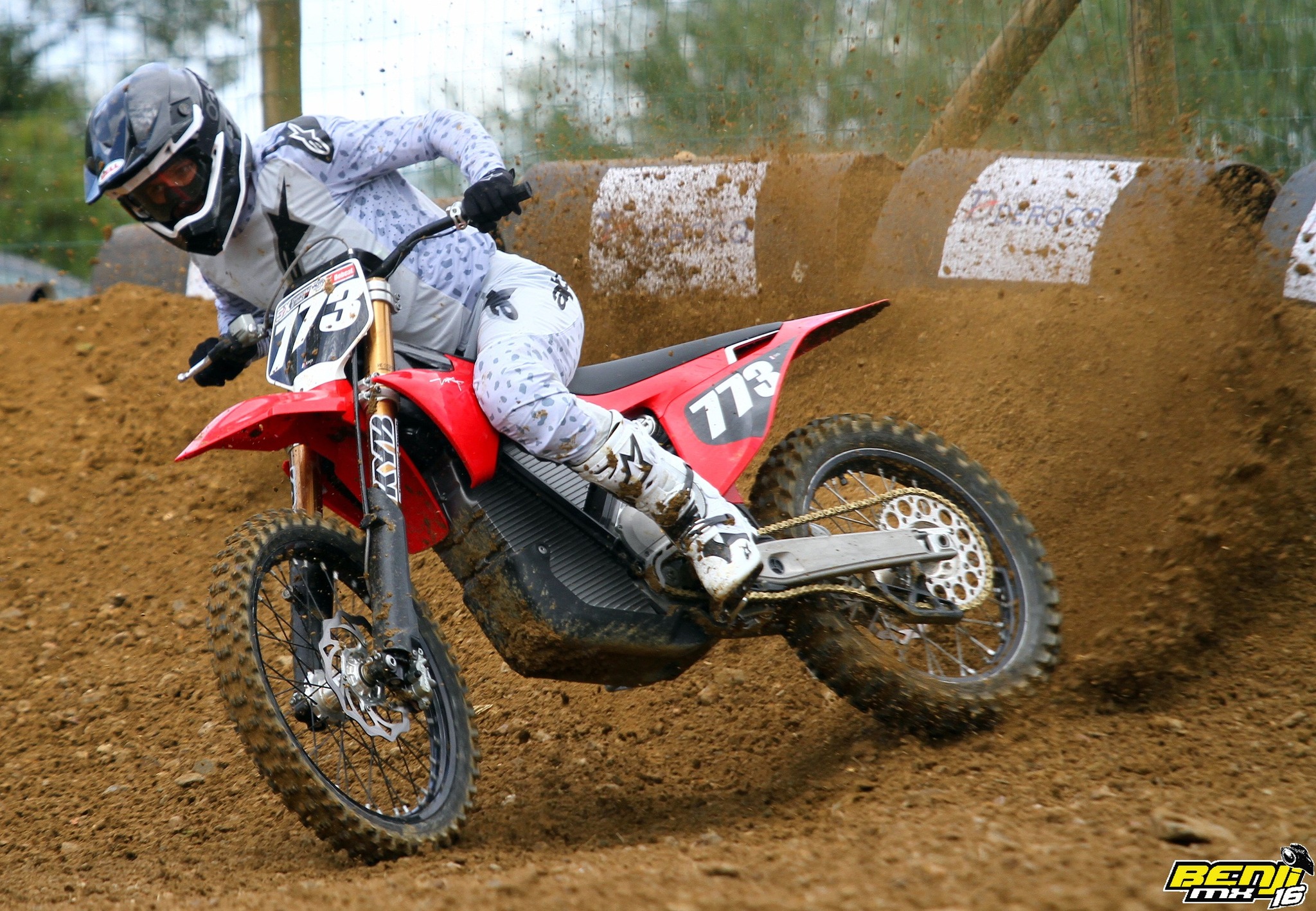 Motocross: Campeonato do mundo de motos elétricas terá lugar em 2026