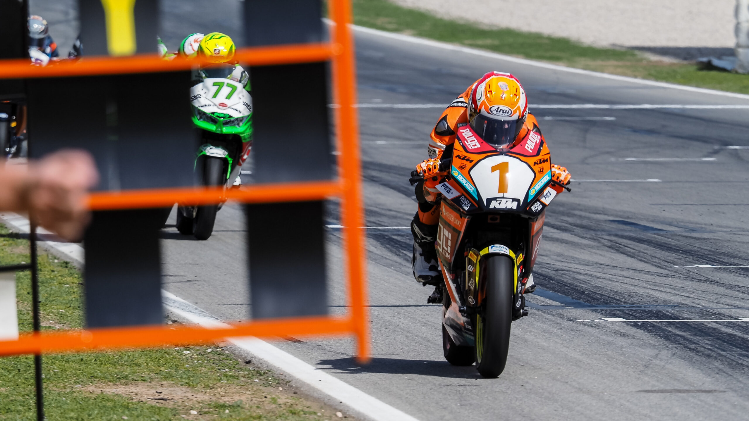 WSSP300, Barcelona, Corrida 1: Buis declarado vencedor após penalização a Iglesias