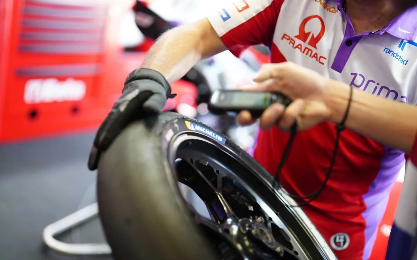 MotoGP, Novas regras relativas às pressões dos pneus e penalizações