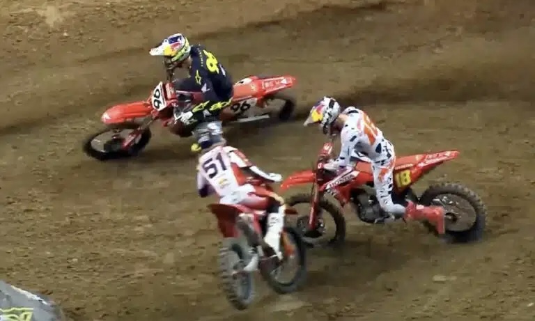 Vídeo AMA Supercross, St. Louis: Jett Lawrence abalroado por Justin Barcia!