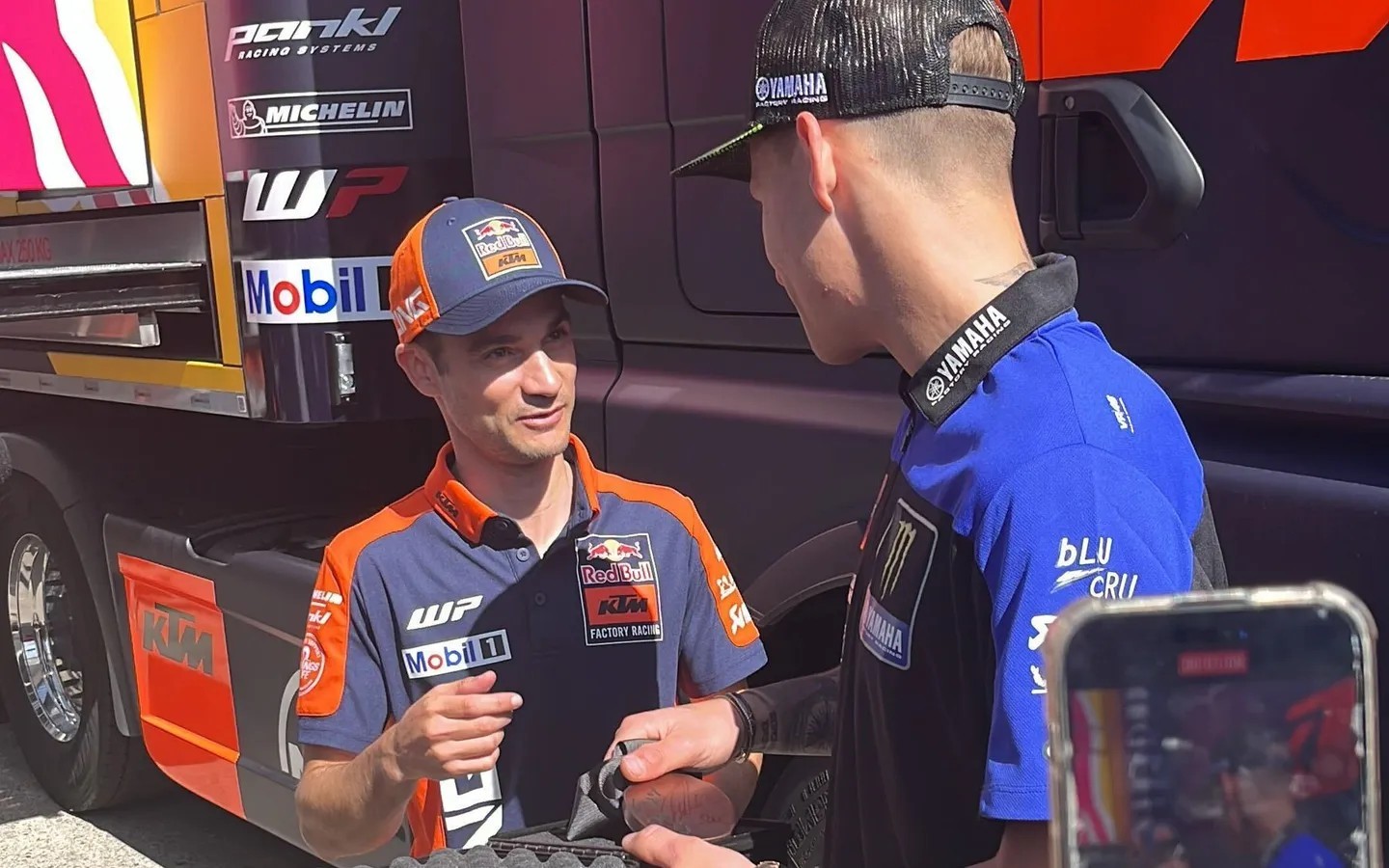 MotoGP, Fabio Quartararo entrega medalha da corrida sprint a Dani Pedrosa