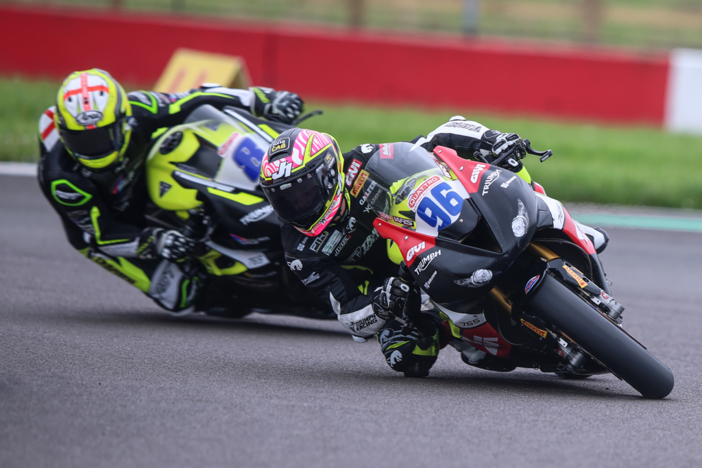 BSB Donington, Supersport Cup: Booth-Amos bate Oncu com vitória para a Triumph