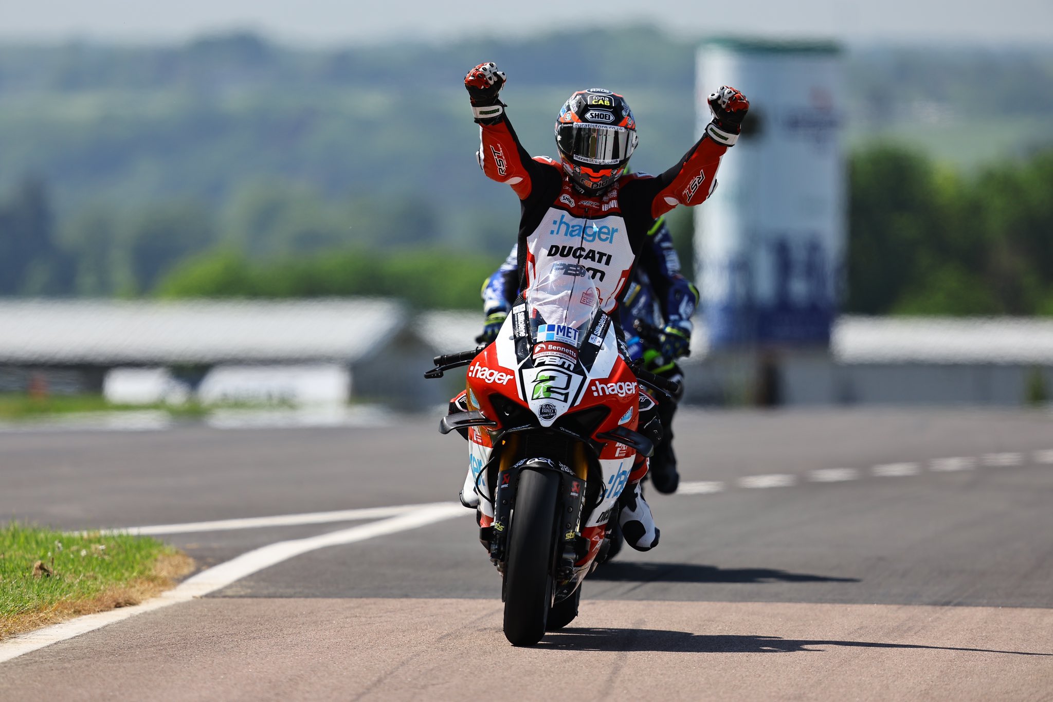 BSB Donington, Corrida 2: Irwin vence e segura liderança do campeonato