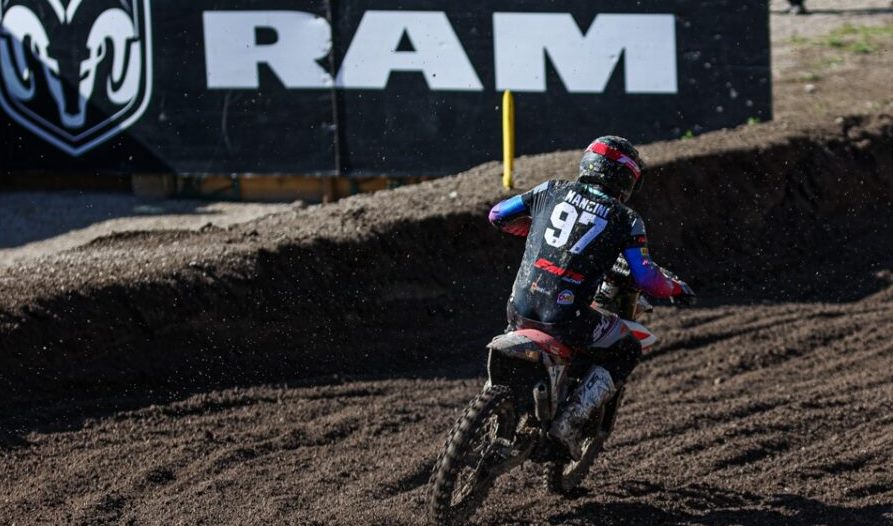 EMX125 França, Corrida 1: Mancini vence corrida de sobrevivência