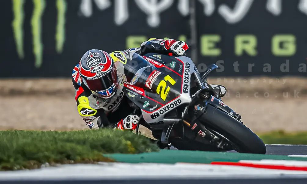 BSB, Knockhill, Corrida 3: Iddon vence sob bandeira vermelha