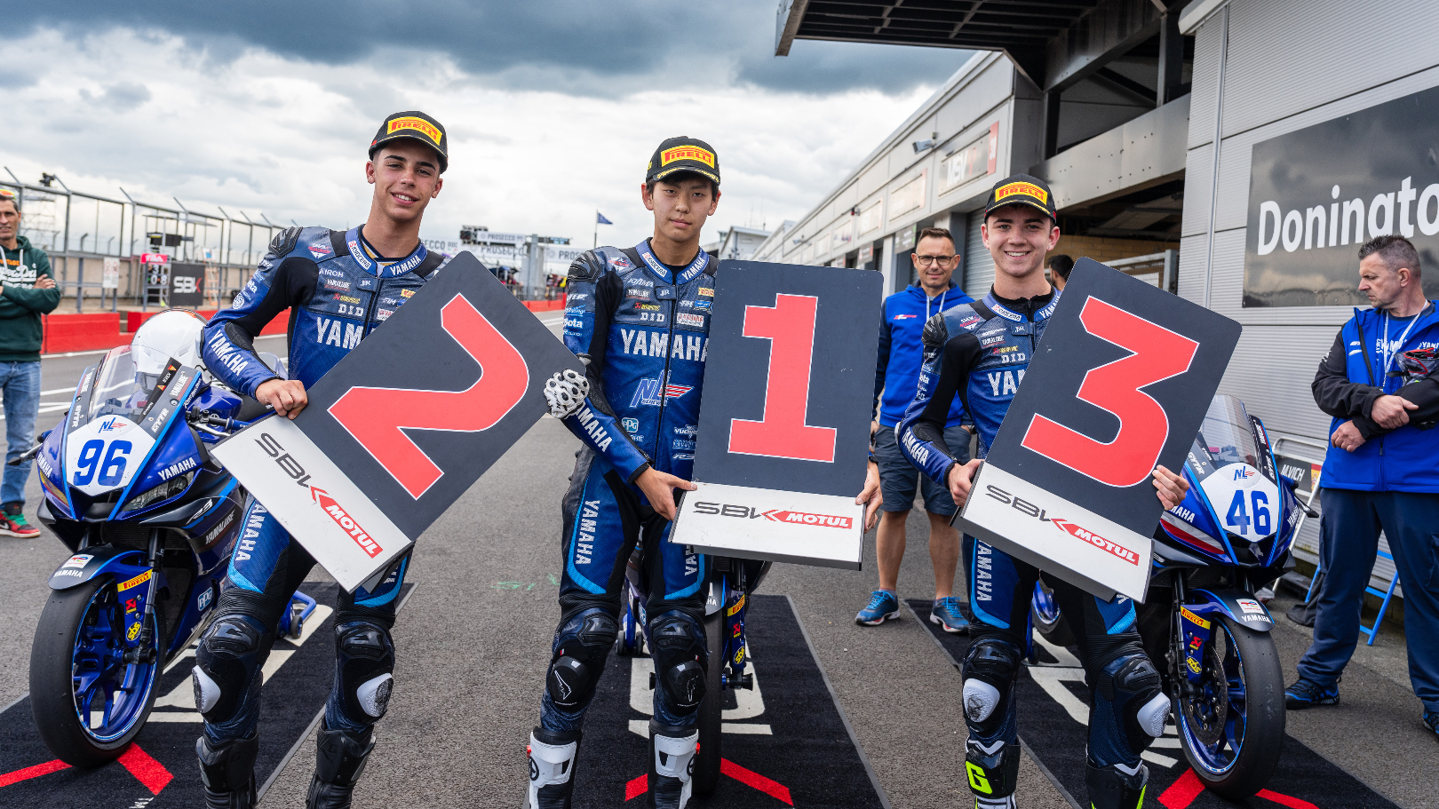 Yamaha R3 bLU cRU, Superpole: Japonês Yamane faz pole com recorde em Donington