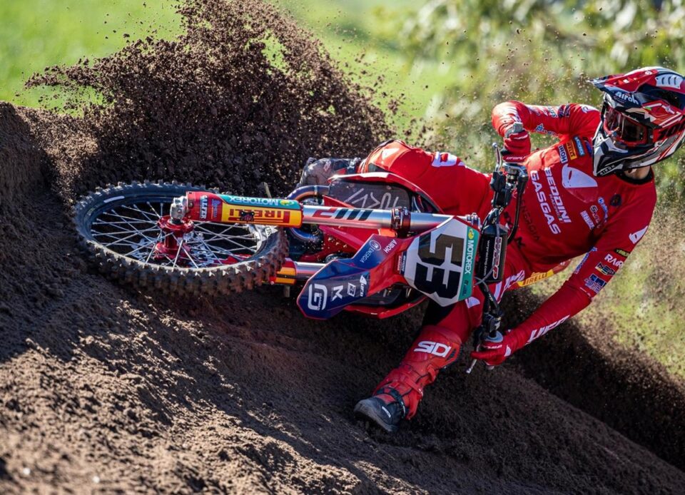 EMX 250, Corrida 2: Cas Valk vence segunda manga, Valerio Lata a geral