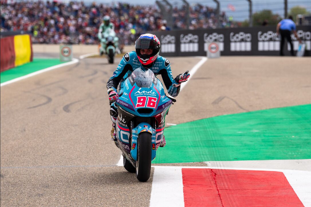 Vídeo: MotoGP, Jake Dixon dança efusivamente depois da sua vitória em Aragão