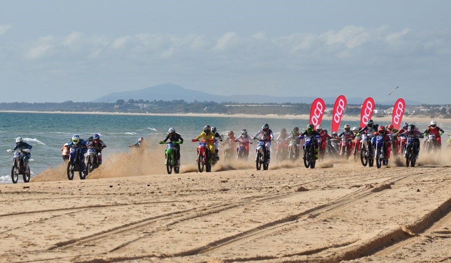 FIM Sand World Cup +Vídeo: Todd Kellett vence 1º dia, Outeiro no top 10