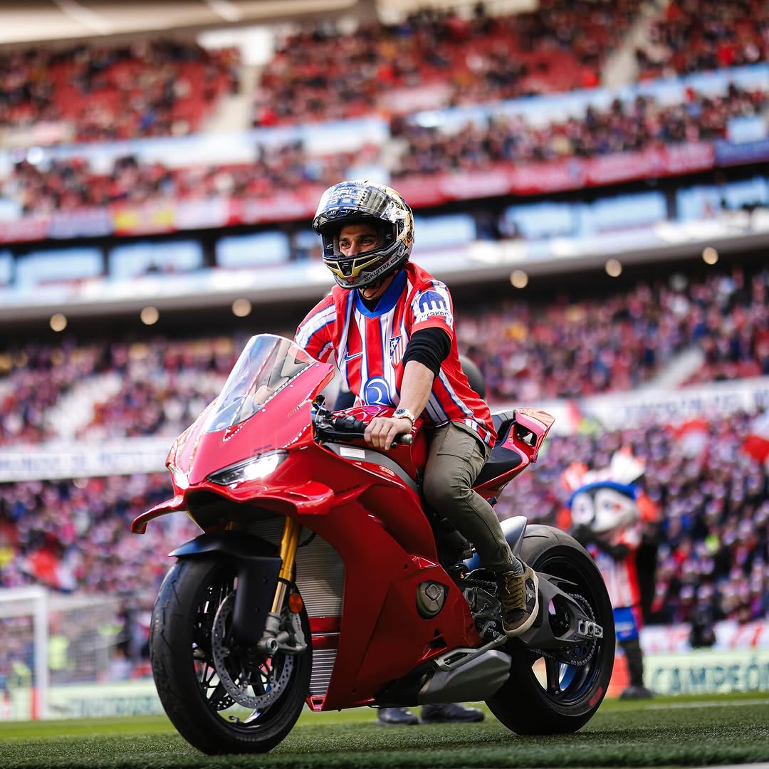 MotoGP, Jorge Martín celebrou o título com o seu clube de coração numa Panigale V4