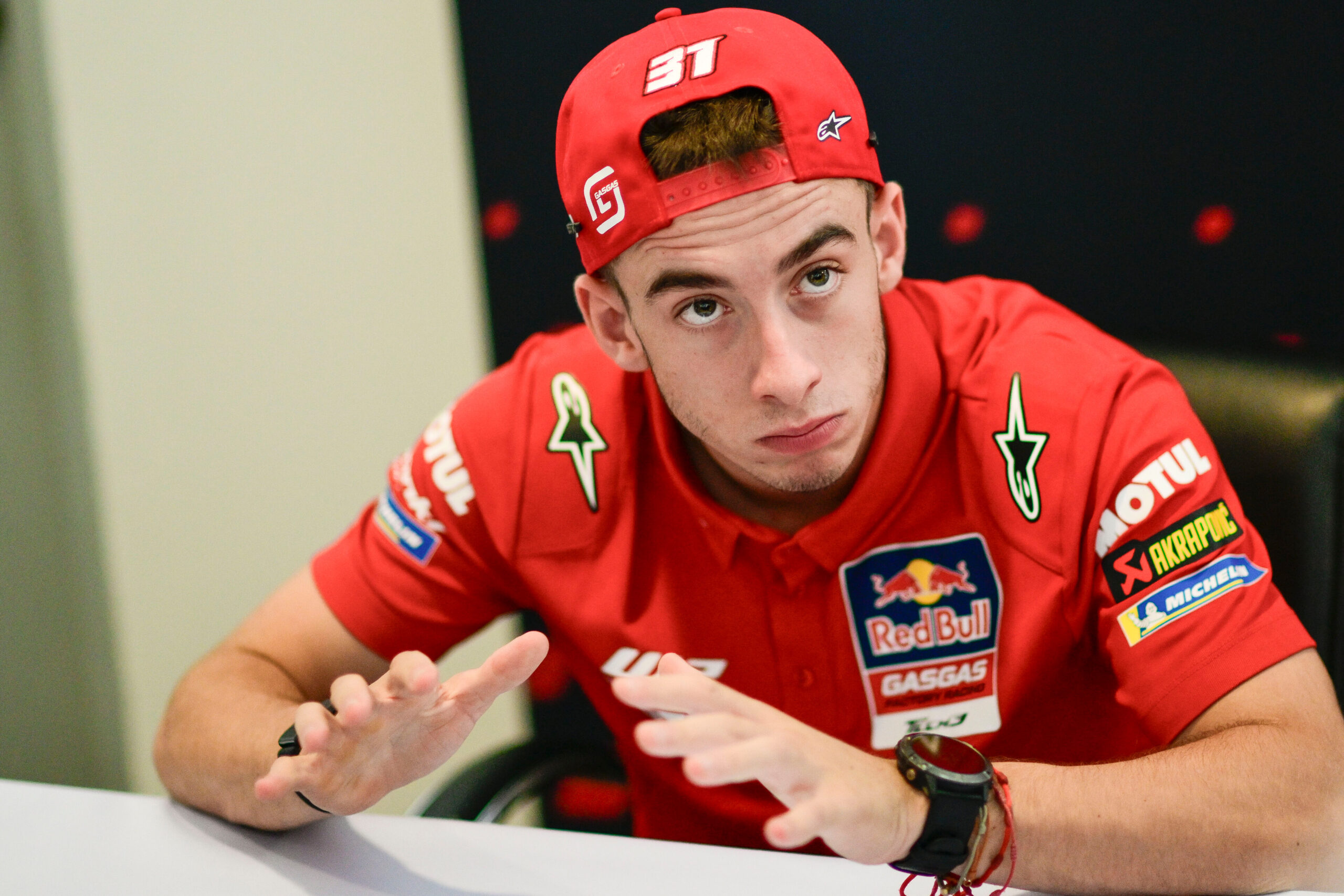 MotoGP, Acosta ‘Se não estivermos dispostos a ficar lá nesse dia, não vale a pena correr’