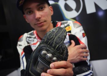 WSBK: Toprak Razgalioglu com luvas especiais em Portimão