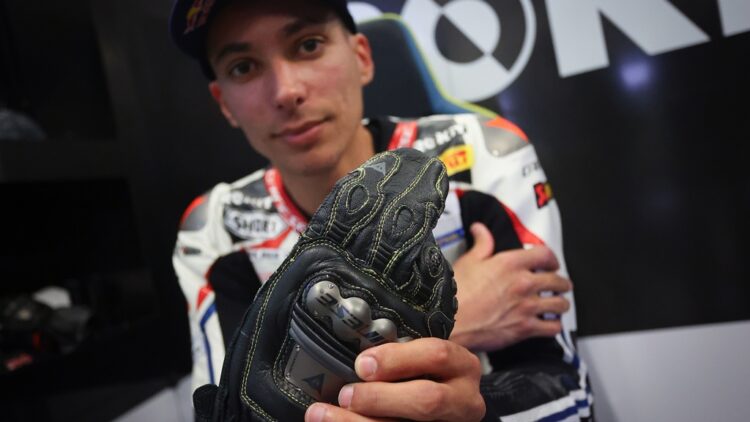 WSBK: Toprak Razgalioglu com luvas especiais em Portimão