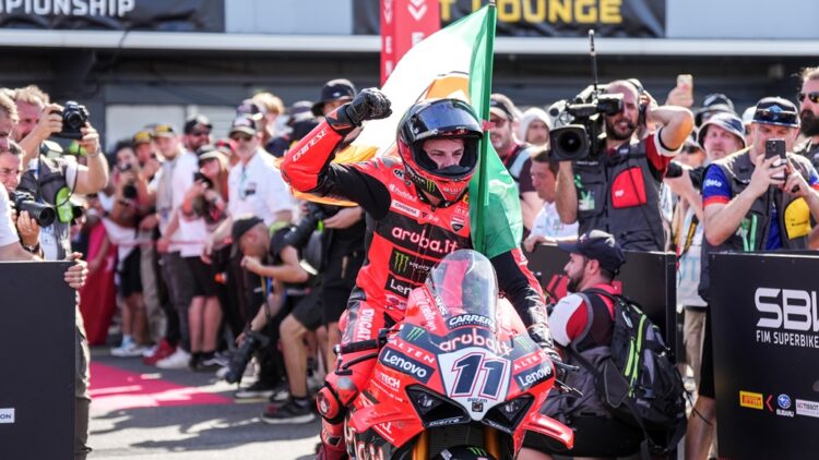 WSBK Austrália, Corrida 1: Toprak impotente para travar caminhada triunfal de Bulega