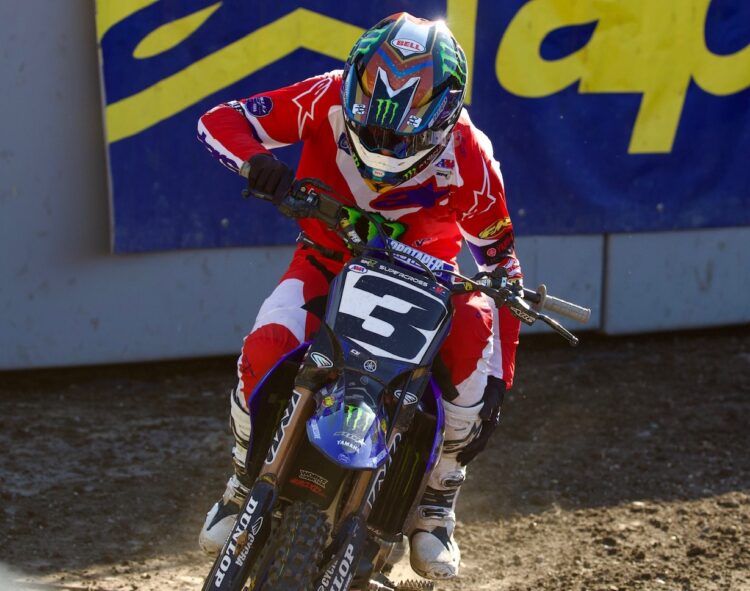 AMA Supercross: Eli Tomac numa corrida de sacrifício após lesão na perna esquerda