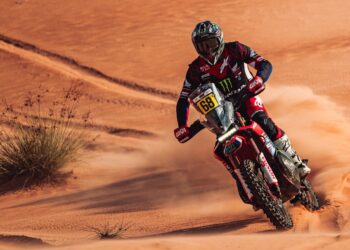 W2RC: Schareina na frente de duas KTM’s no rali de Abu Dhabi