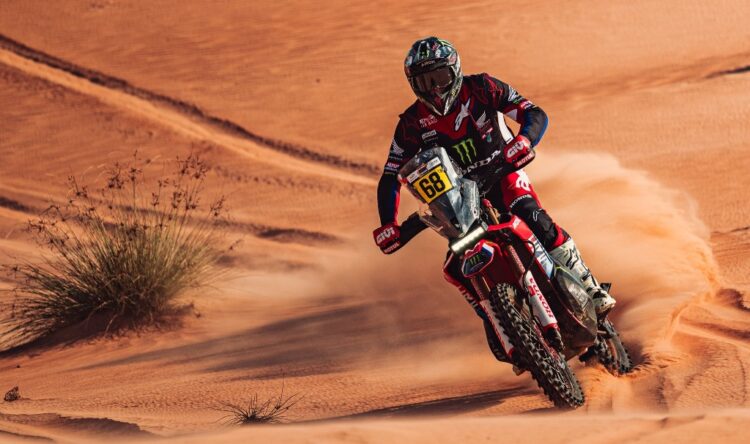 W2RC: Schareina na frente de duas KTM’s no rali de Abu Dhabi