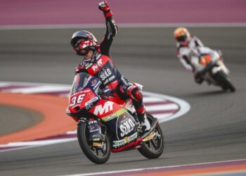 Moto3 Qatar, Corrida: Piqueras vence thriller de Moto3, abandono de Rueda