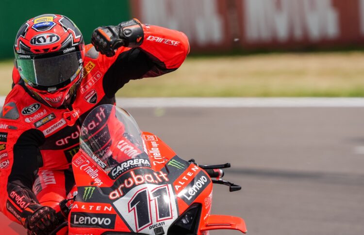 WSBK, Corrida 1: Bulega resiste a Razgatlioglu e vence, Bautista terceiro