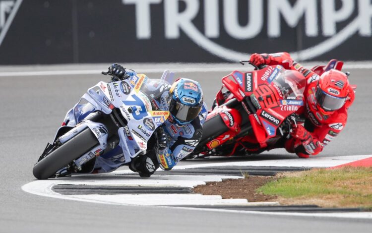 MotoGP Silverstone: Marc Márquez batido na sprint pelo seu irmão Alex