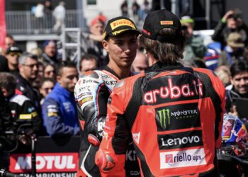 WSBK Most, Superpole: Toprak conquista a pole, Bulega como a sua sombra