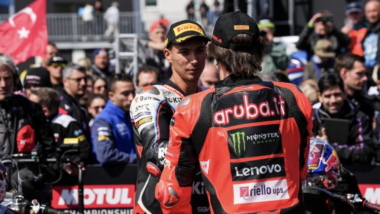 WSBK Most, Superpole: Toprak conquista a pole, Bulega como a sua sombra