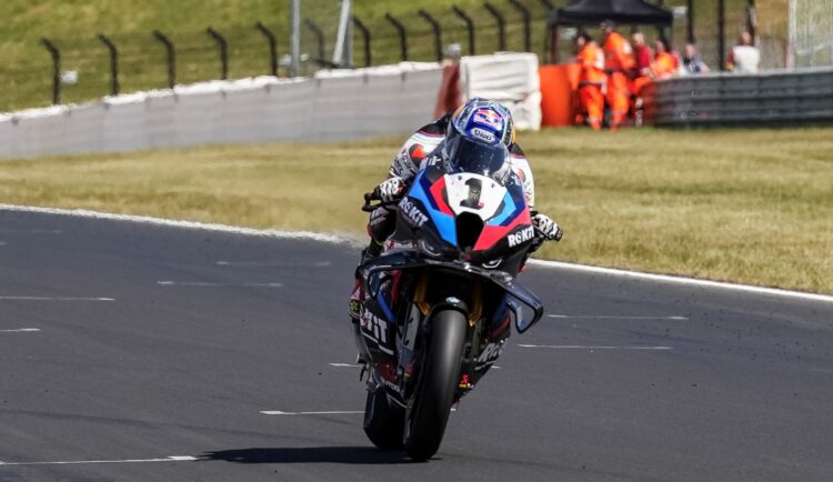 WSBK Most, Corrida 1: Domínio insolente de Razgatlioglu na Chéquia