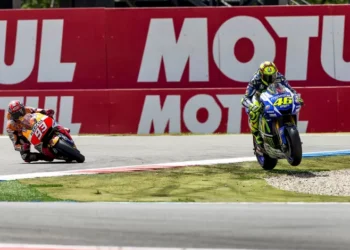 MotoGP: Recordar, Valentino Rossi venceu Marc Márquez na última curva da «Catedral» de forma polémica