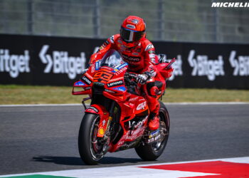 MotoGP: Marc Márquez lidera FP1 apesar de queda violenta no início da sessão